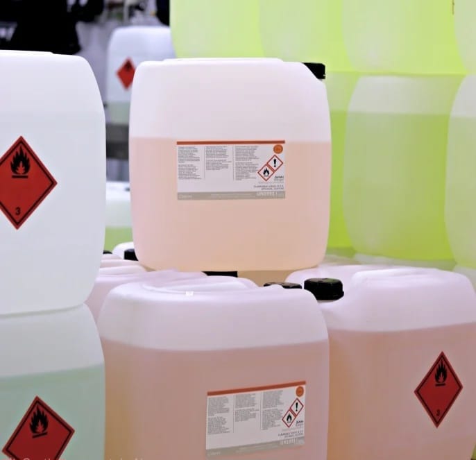 Agent de Curatare si Lustruire - Ambalare 450L pentru Masini de Aplicat Cant – Solutie Profesionala pentru Polishing Industrial